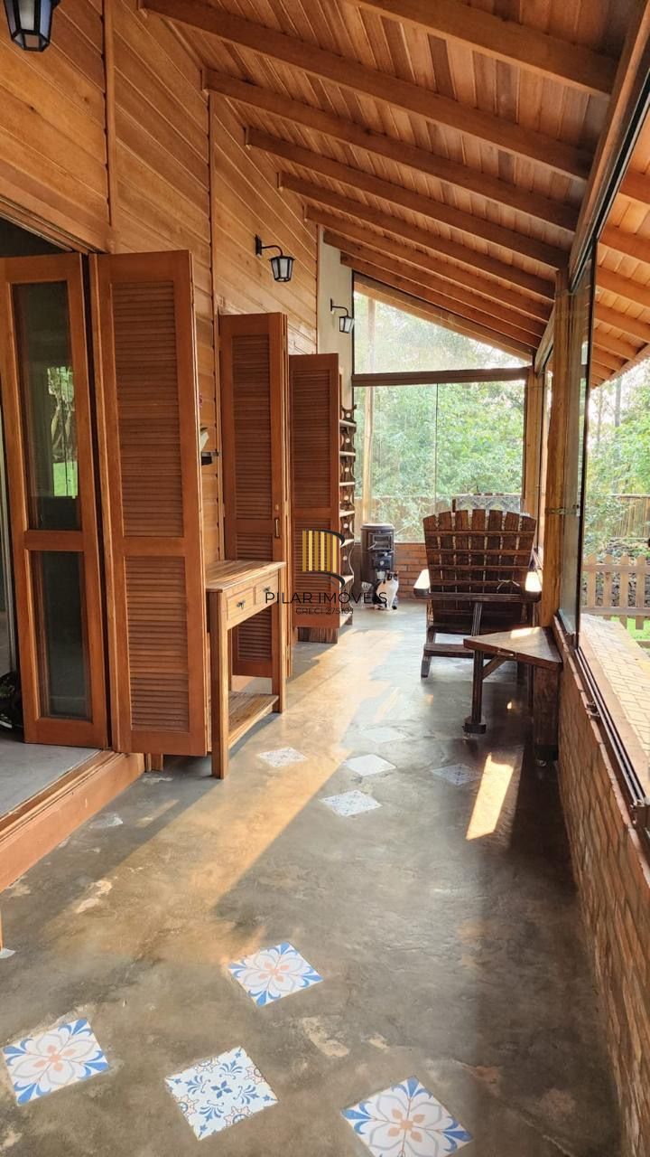 Casa com 2 dormitórios, piscina em terreno totalmente arborizado.