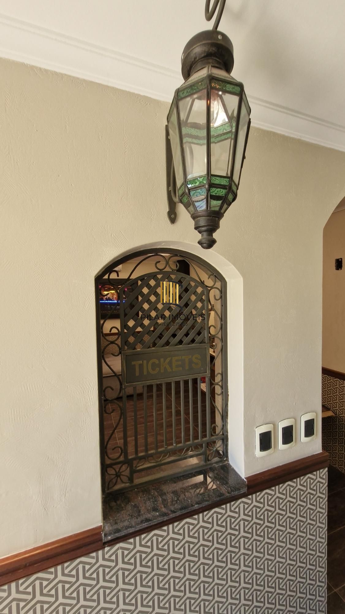 Residência de alto padrão no CONDOMÍNIO HORIZONTAL JARDIM DO SOL na zona sul de Porto Alegre