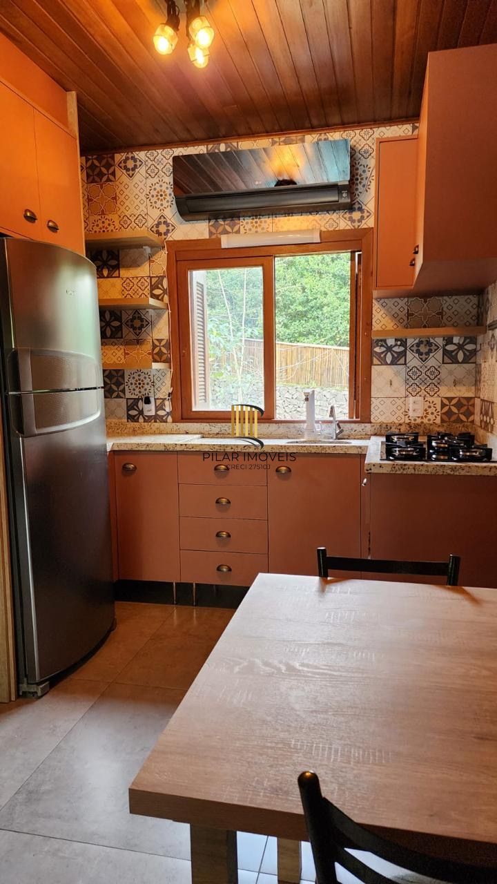 Casa com 2 dormitórios, piscina em terreno totalmente arborizado.