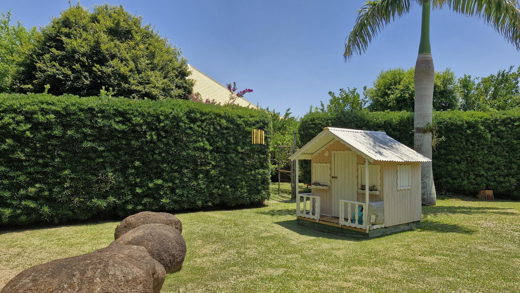 Residência de alto padrão no CONDOMÍNIO HORIZONTAL JARDIM DO SOL na zona sul de Porto Alegre
