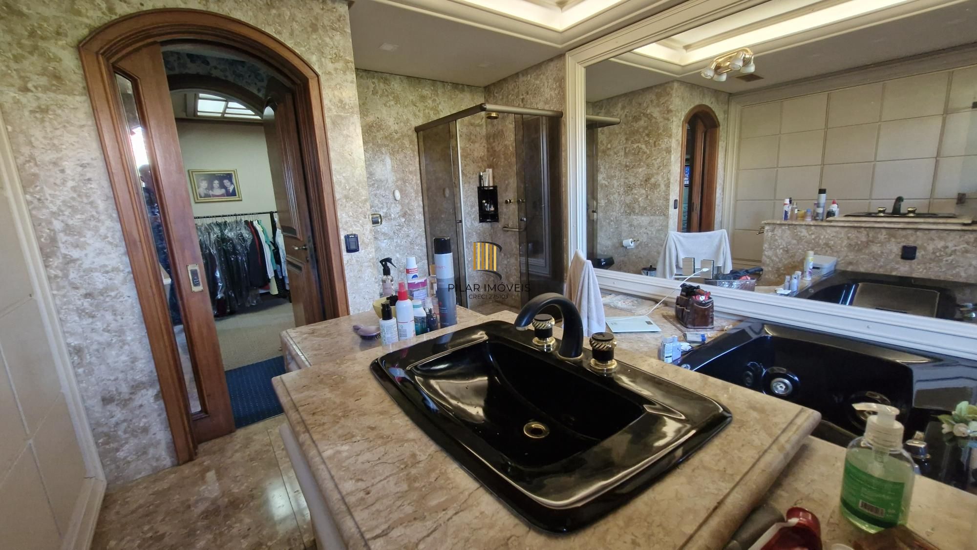 Residência de alto padrão no CONDOMÍNIO HORIZONTAL JARDIM DO SOL na zona sul de Porto Alegre