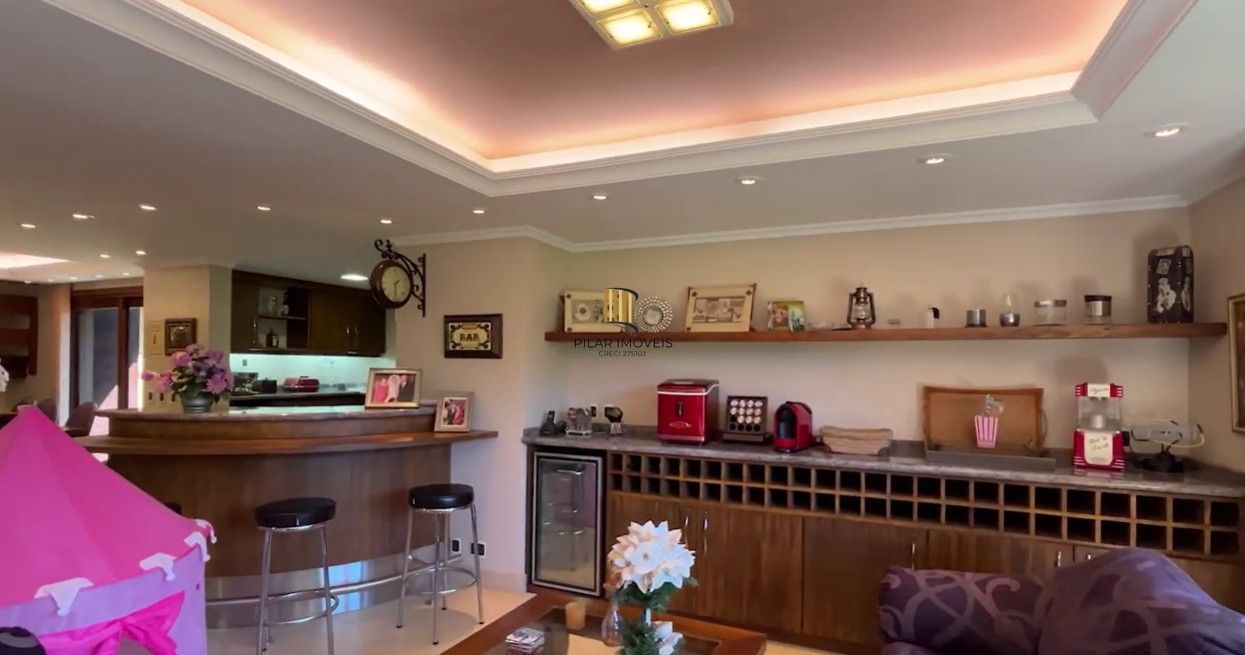 Residência de alto padrão no CONDOMÍNIO HORIZONTAL JARDIM DO SOL na zona sul de Porto Alegre