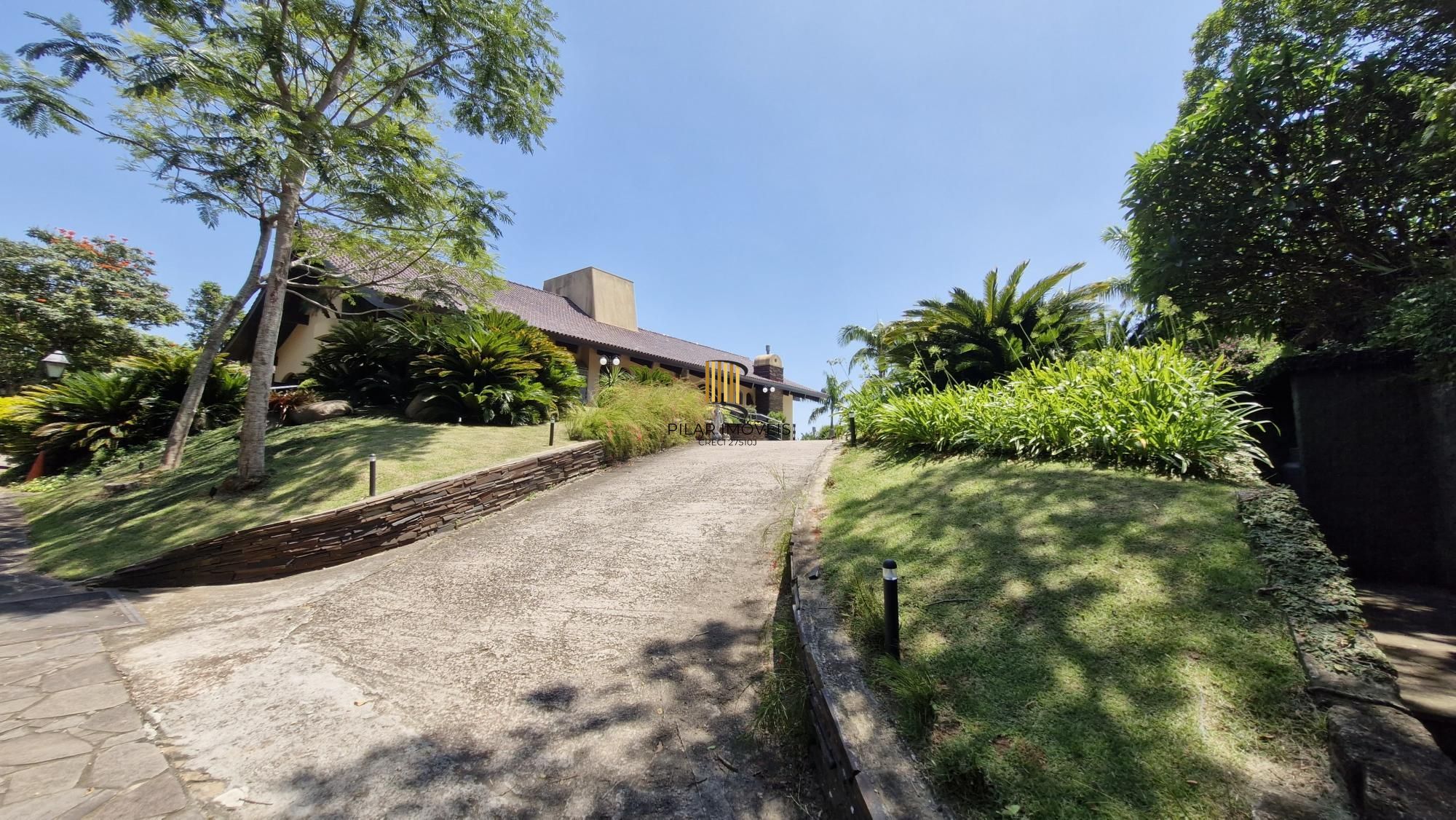 Residência de alto padrão no CONDOMÍNIO HORIZONTAL JARDIM DO SOL na zona sul de Porto Alegre