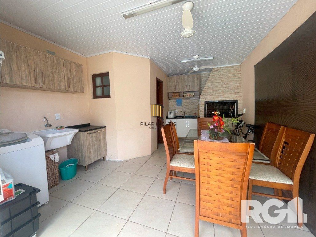 Bela casa três dormitórios localizada nos altos do bairro Guarujá