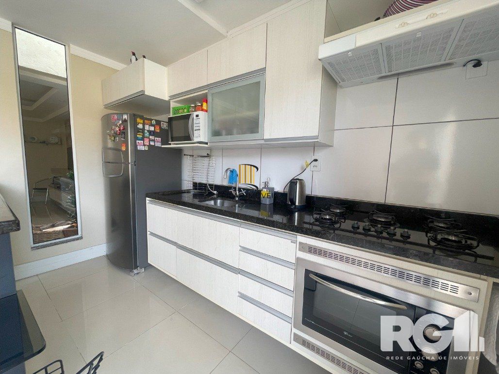 Bela casa três dormitórios localizada nos altos do bairro Guarujá