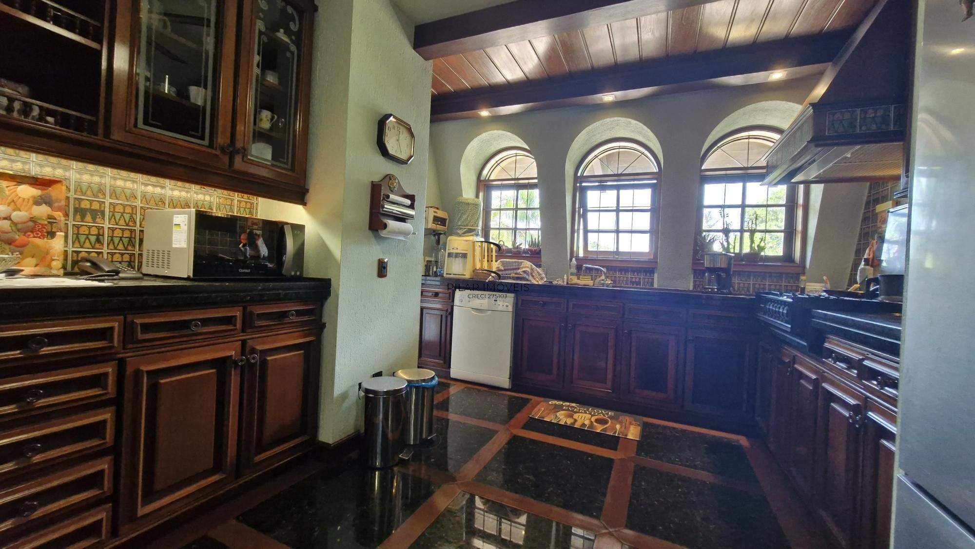 Residência de alto padrão no CONDOMÍNIO HORIZONTAL JARDIM DO SOL na zona sul de Porto Alegre