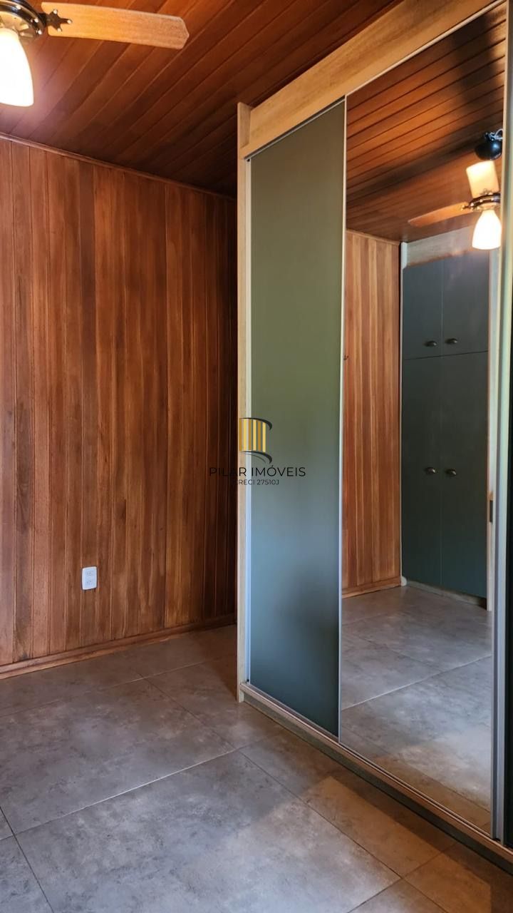Casa com 2 dormitórios, piscina em terreno totalmente arborizado.