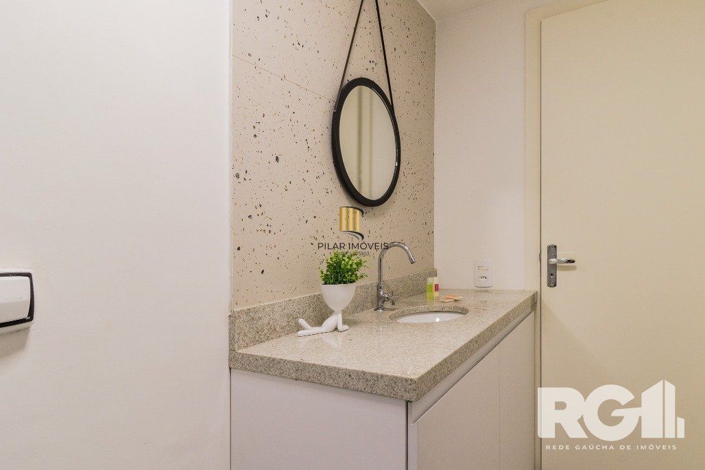Apartamento no  Duque Center, localizado na Rua Duque de Caxias, Centro Histórico de Porto Alegre, uma das ruas mais charmosas e antigas de Porto Alegre,