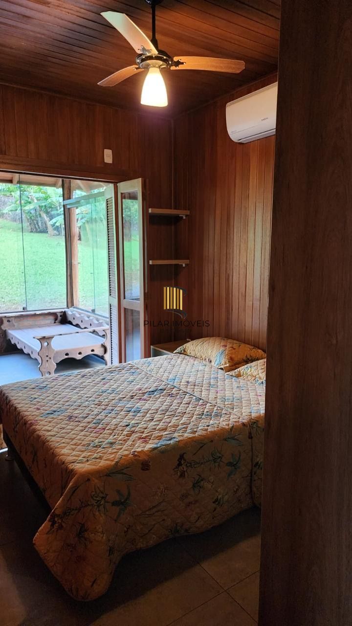 Casa com 2 dormitórios, piscina em terreno totalmente arborizado.