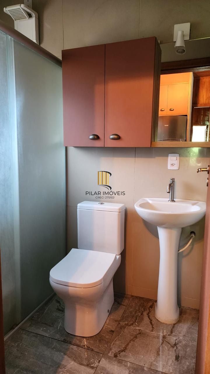 Casa com 2 dormitórios, piscina em terreno totalmente arborizado.