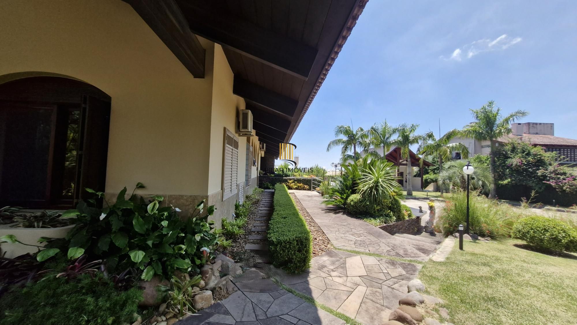 Residência de alto padrão no CONDOMÍNIO HORIZONTAL JARDIM DO SOL na zona sul de Porto Alegre