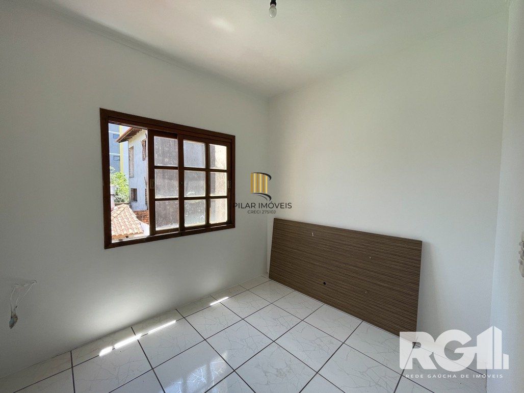 Casa mobiliada com 3 dormitórios e piscina.