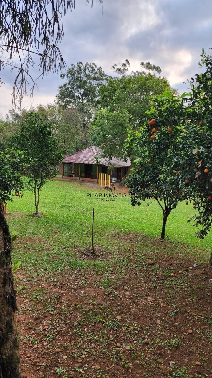 Casa com 2 dormitórios, piscina em terreno totalmente arborizado.