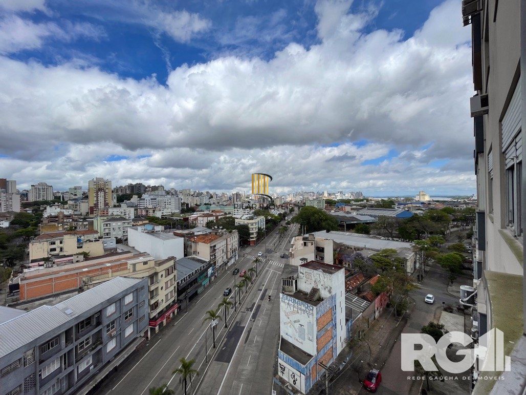 303m2 Apartamento com 5 dormitórios no centro da capital.