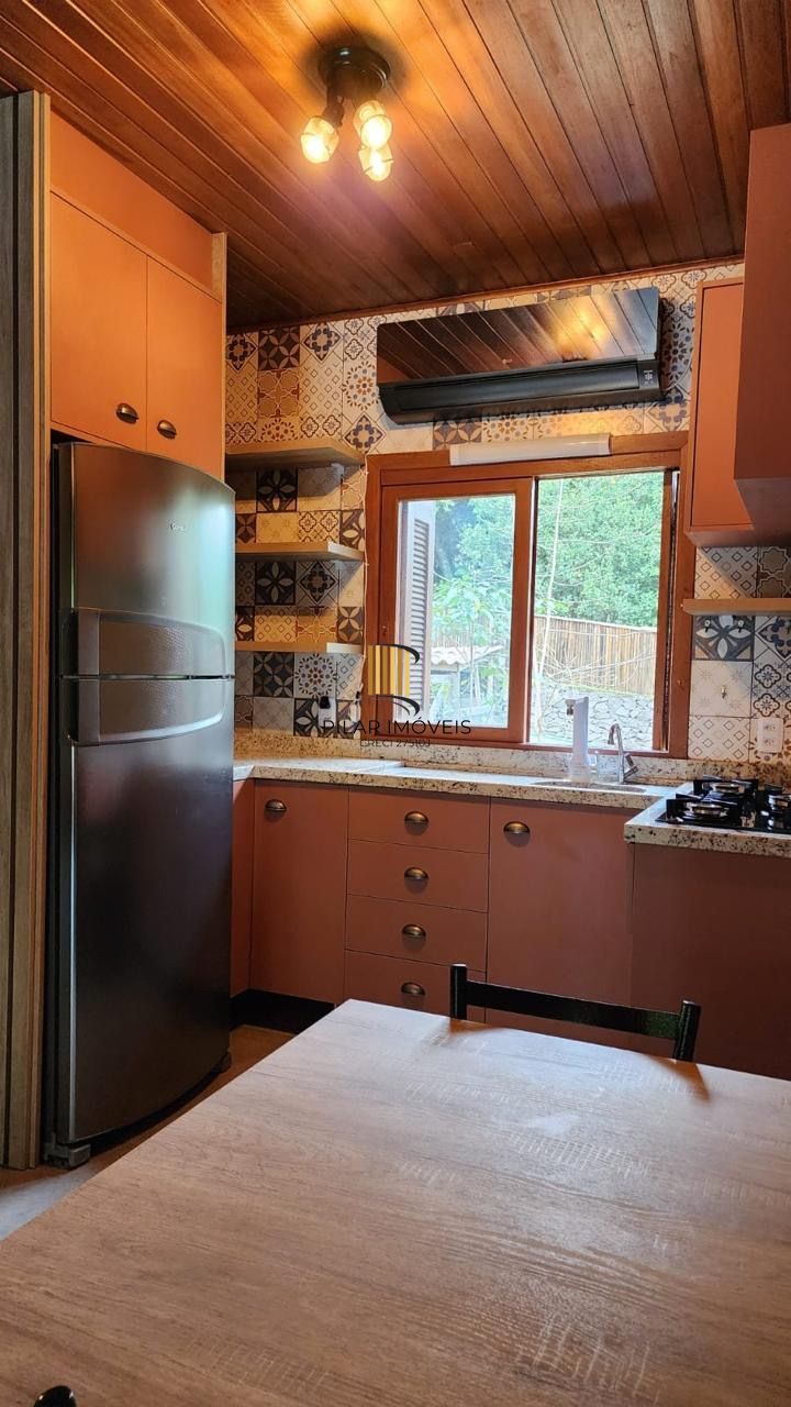 Casa com 2 dormitórios, piscina em terreno totalmente arborizado.