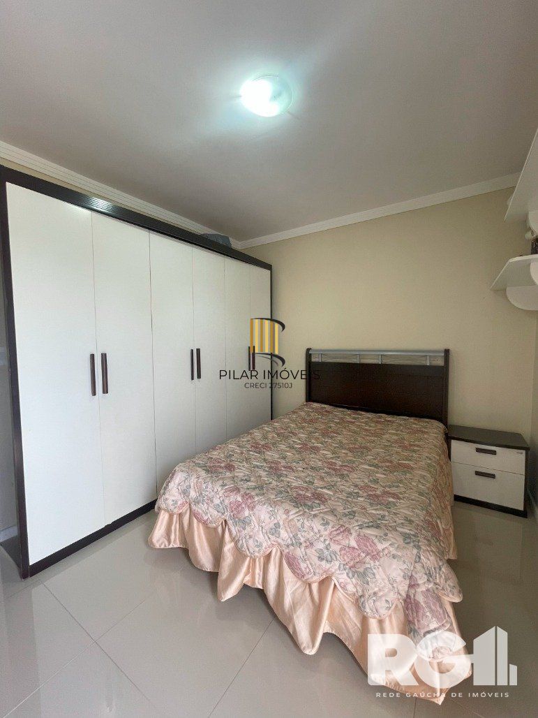 Bela casa três dormitórios localizada nos altos do bairro Guarujá