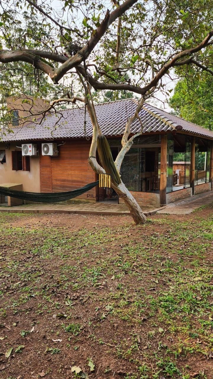 Casa com 2 dormitórios, piscina em terreno totalmente arborizado.
