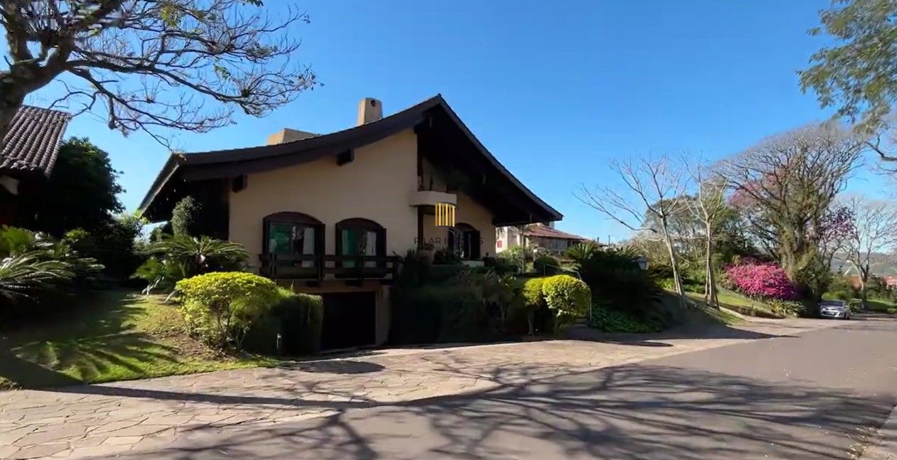 Residência de alto padrão no CONDOMÍNIO HORIZONTAL JARDIM DO SOL na zona sul de Porto Alegre