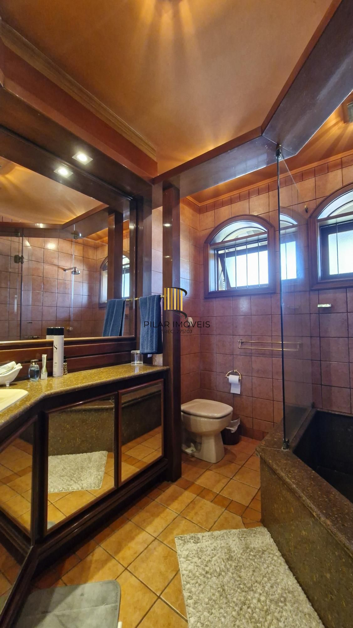 Residência de alto padrão no CONDOMÍNIO HORIZONTAL JARDIM DO SOL na zona sul de Porto Alegre