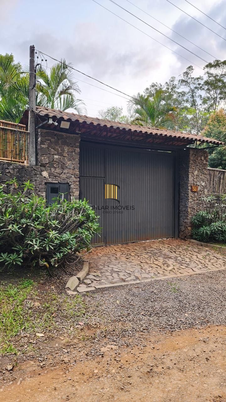 Casa com 2 dormitórios, piscina em terreno totalmente arborizado.