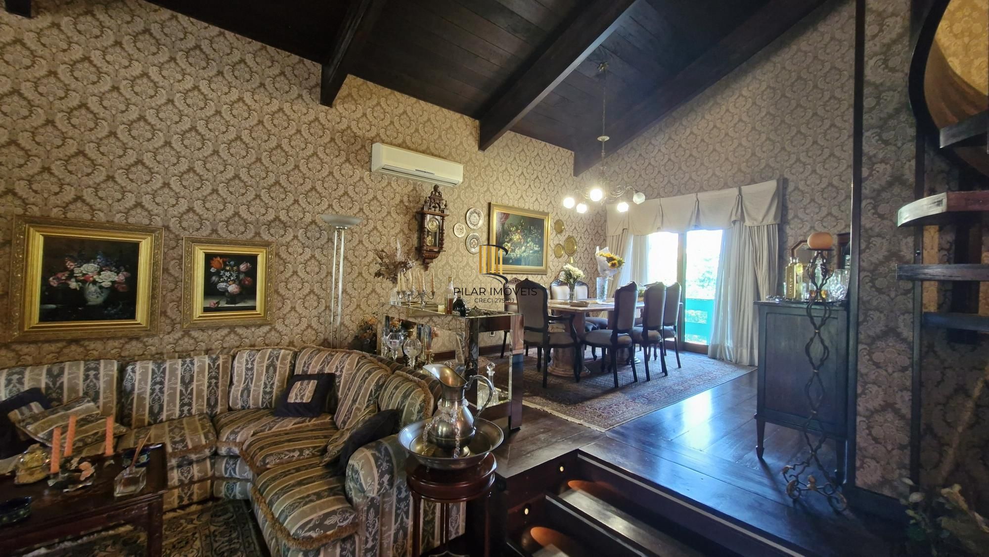 Residência de alto padrão no CONDOMÍNIO HORIZONTAL JARDIM DO SOL na zona sul de Porto Alegre