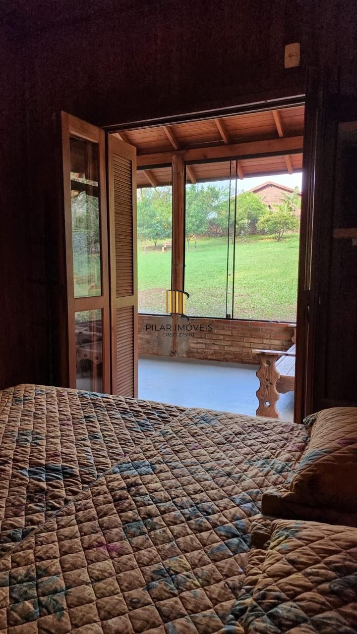 Casa com 2 dormitórios, piscina em terreno totalmente arborizado.