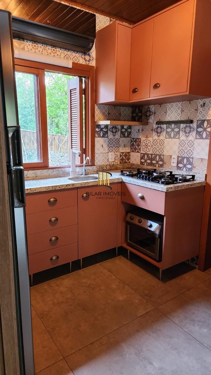 Casa com 2 dormitórios, piscina em terreno totalmente arborizado.