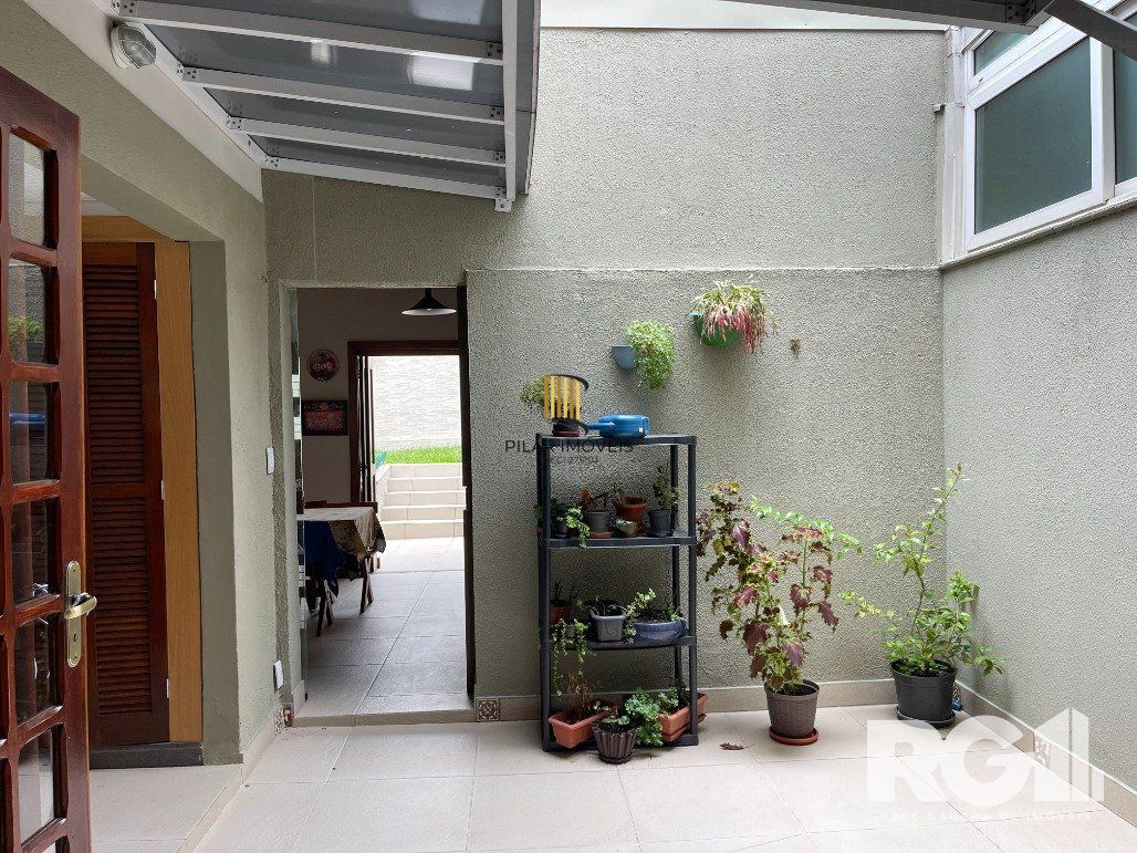 Casa 4D em condomínio na zona sul!