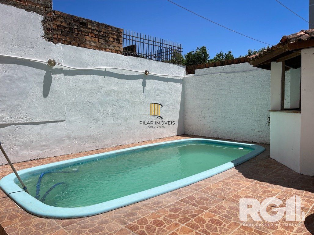 Casa mobiliada com 3 dormitórios e piscina.