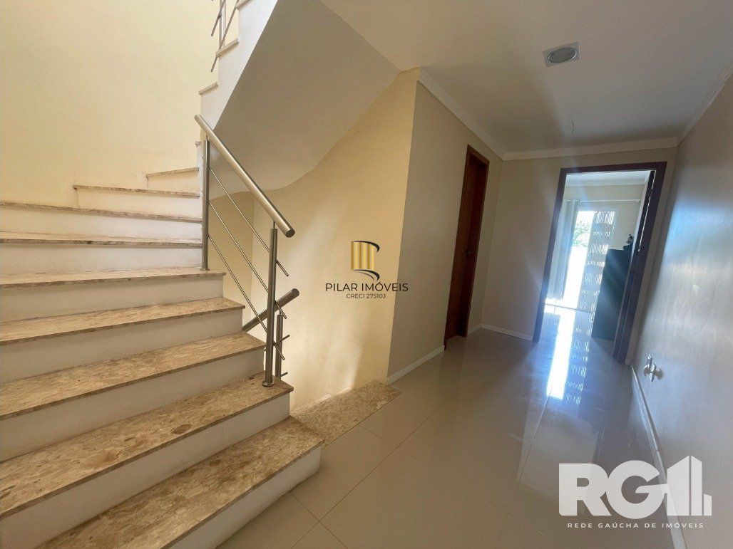 Bela casa três dormitórios localizada nos altos do bairro Guarujá