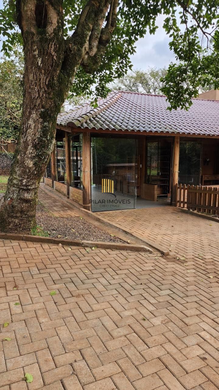 Casa com 2 dormitórios, piscina em terreno totalmente arborizado.