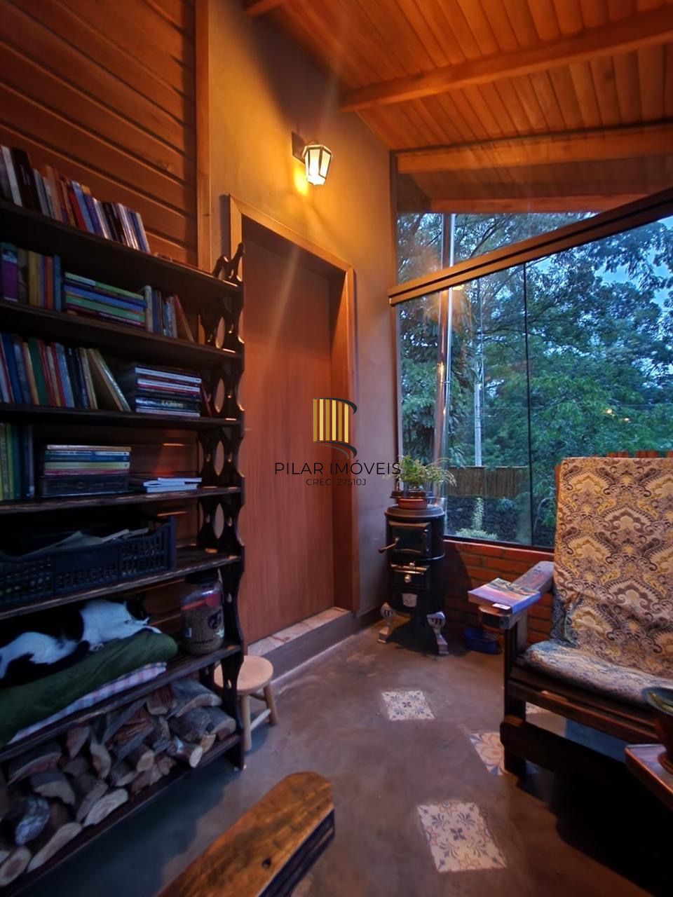 Casa com 2 dormitórios, piscina em terreno totalmente arborizado.