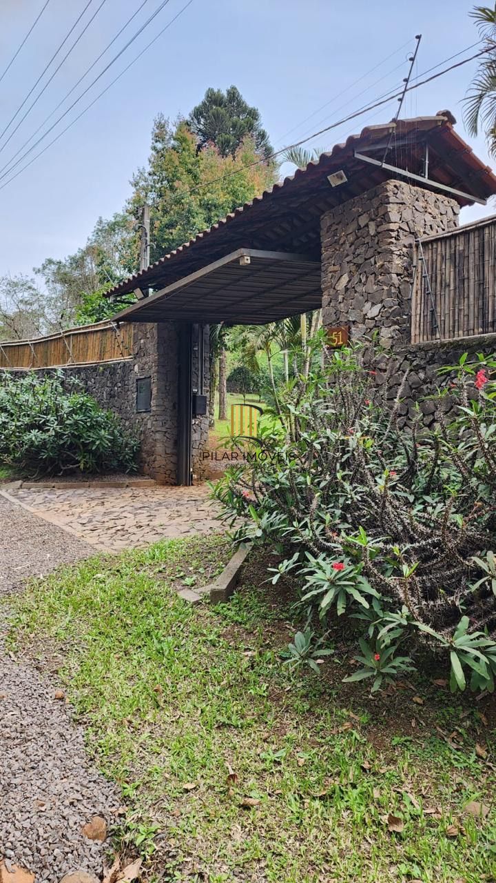 Casa com 2 dormitórios, piscina em terreno totalmente arborizado.