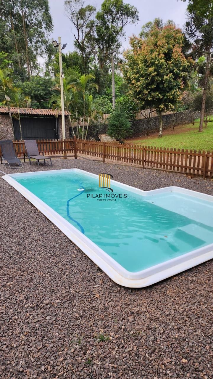 Casa com 2 dormitórios, piscina em terreno totalmente arborizado.