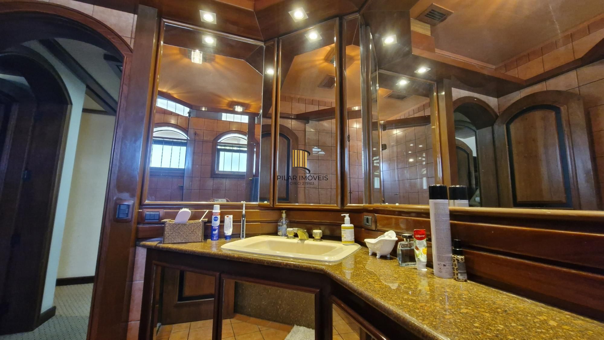 Residência de alto padrão no CONDOMÍNIO HORIZONTAL JARDIM DO SOL na zona sul de Porto Alegre