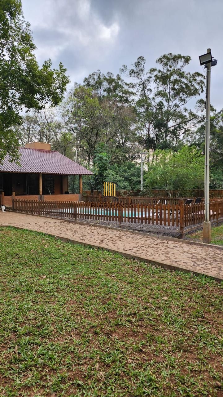 Casa com 2 dormitórios, piscina em terreno totalmente arborizado.