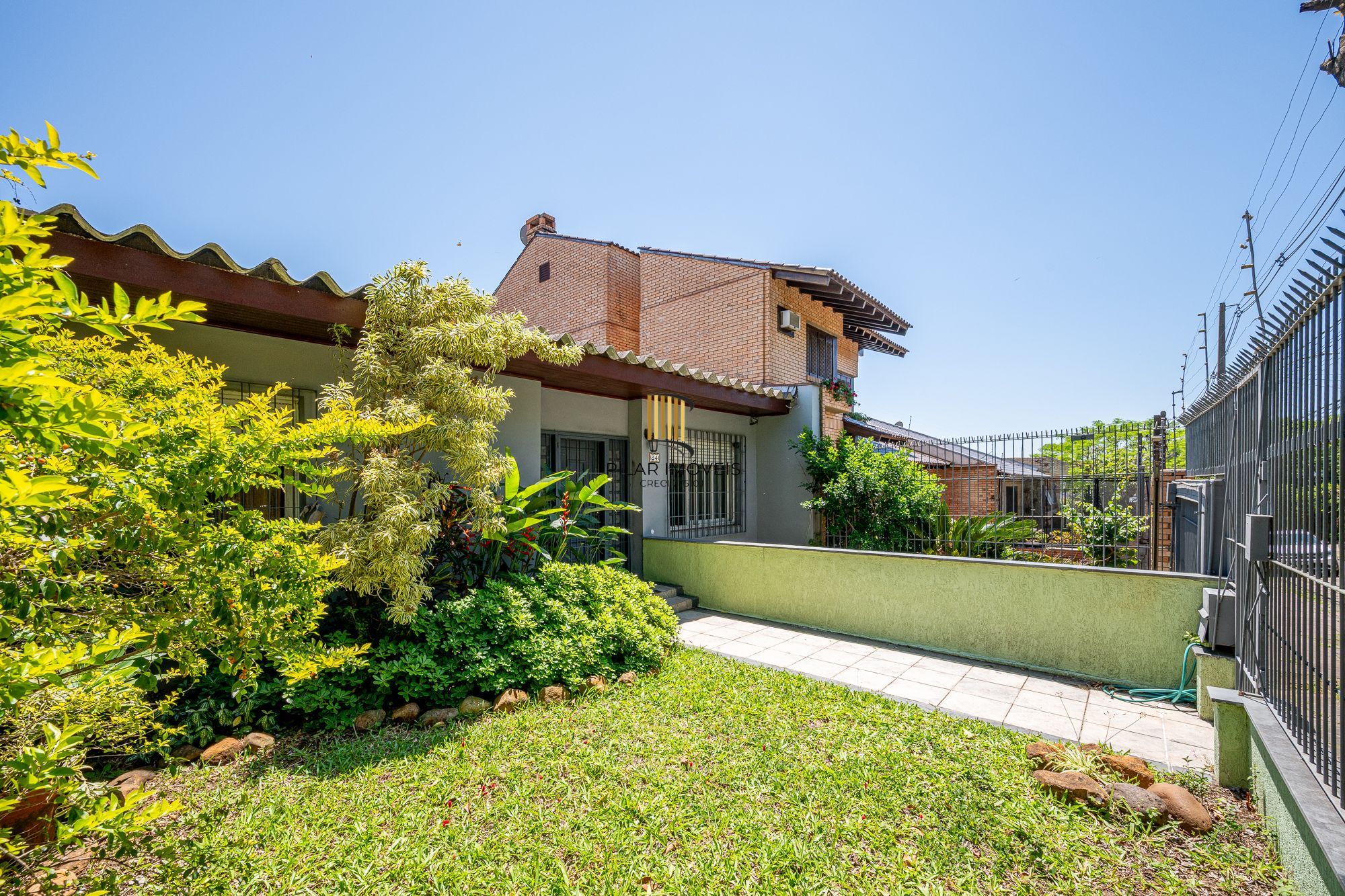 Casa 3 dormitórios no bairro Medianeira