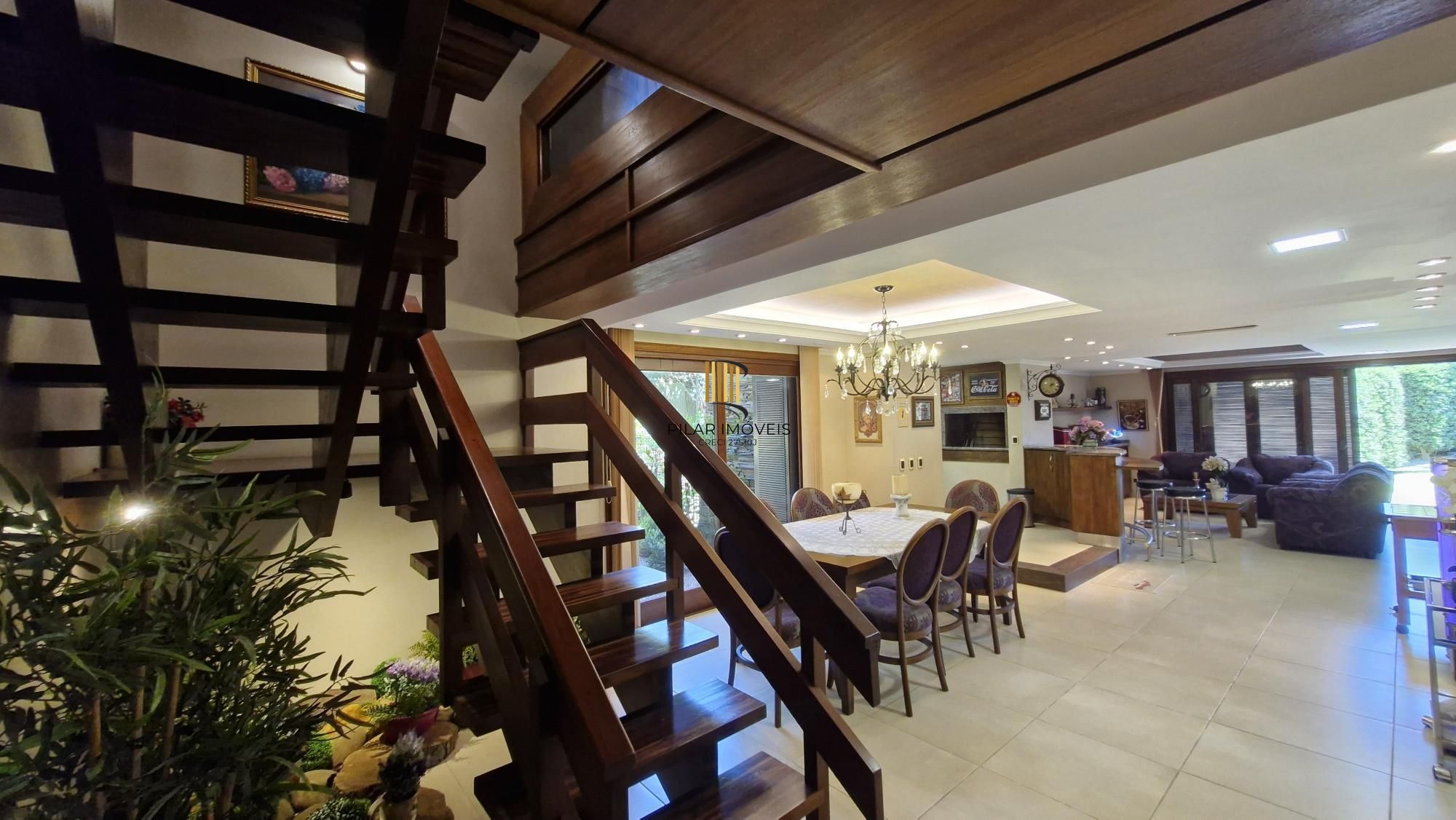 Residência de alto padrão no CONDOMÍNIO HORIZONTAL JARDIM DO SOL na zona sul de Porto Alegre