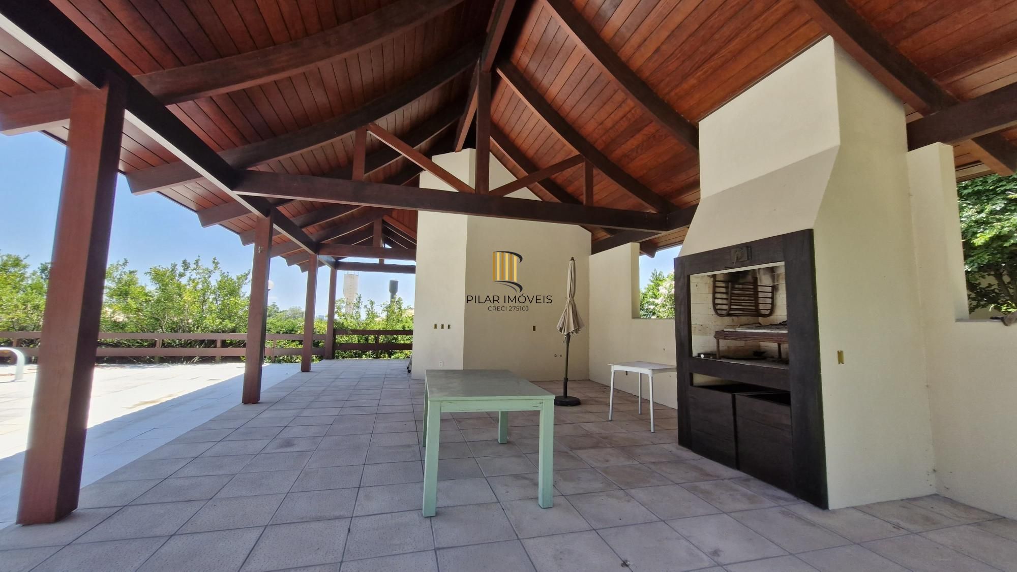 Residência de alto padrão no CONDOMÍNIO HORIZONTAL JARDIM DO SOL na zona sul de Porto Alegre