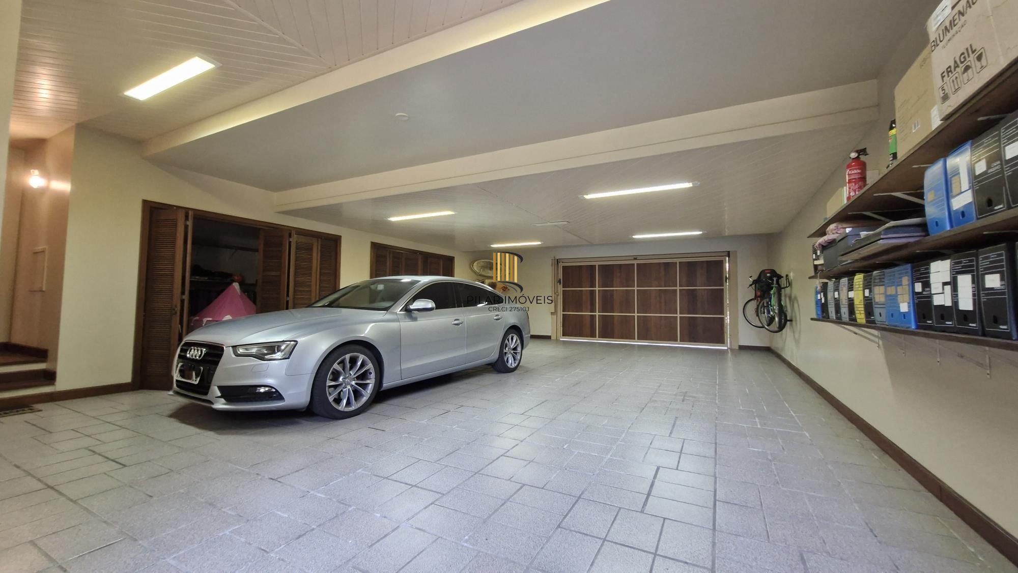 Residência de alto padrão no CONDOMÍNIO HORIZONTAL JARDIM DO SOL na zona sul de Porto Alegre