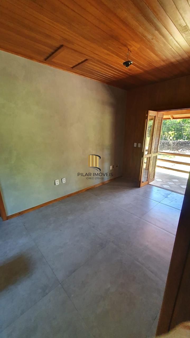 Casa com 2 dormitórios, piscina em terreno totalmente arborizado.