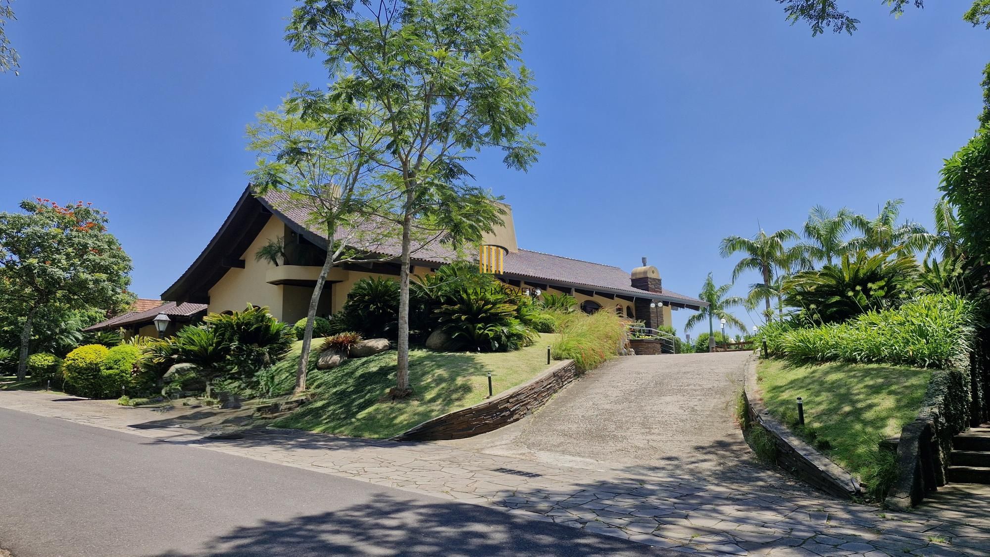 Residência de alto padrão no CONDOMÍNIO HORIZONTAL JARDIM DO SOL na zona sul de Porto Alegre