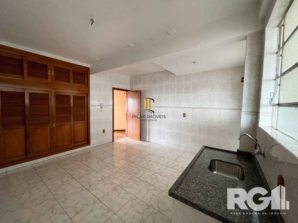 303m2 Apartamento com 5 dormitórios no centro da capital.