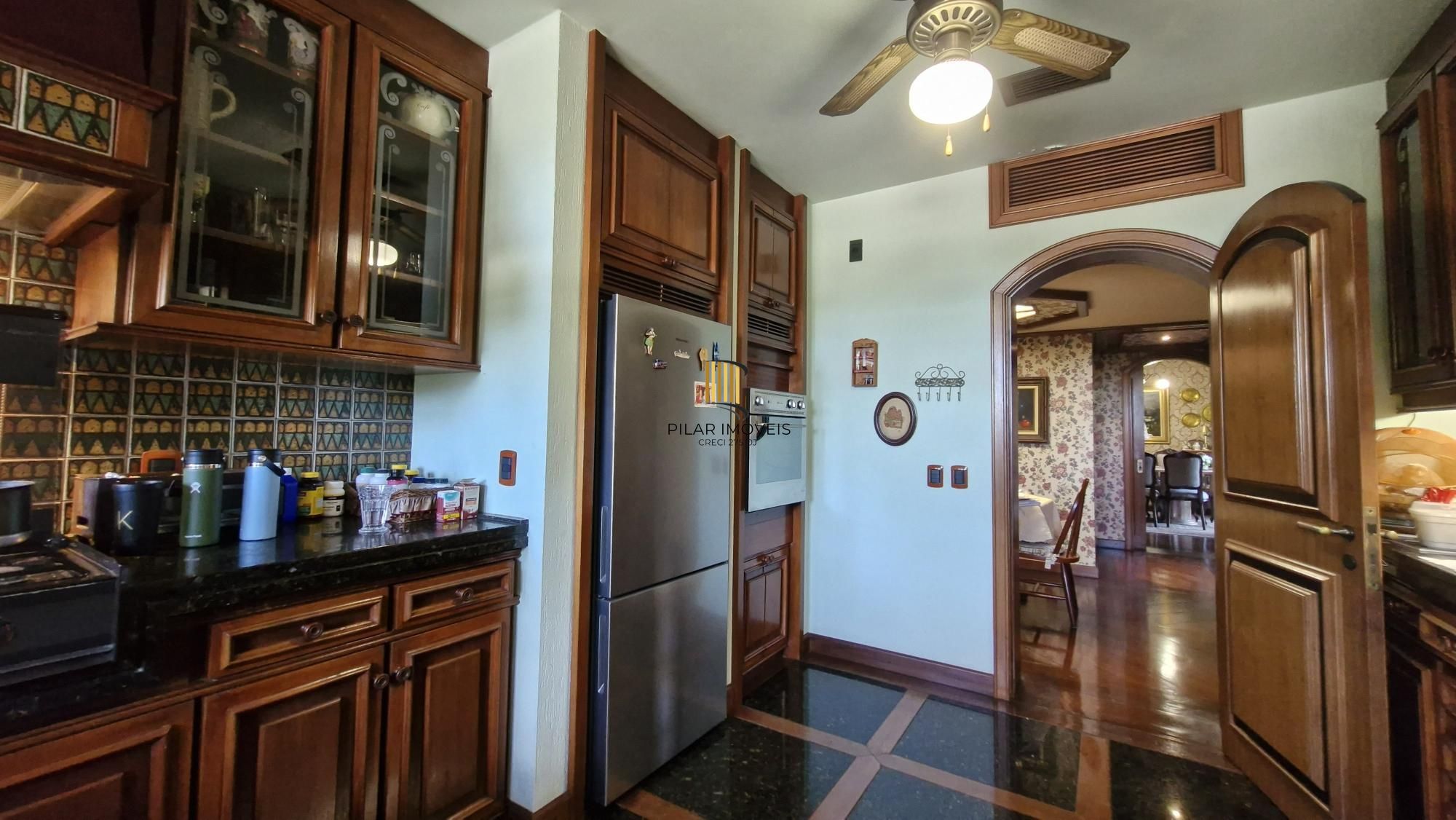 Residência de alto padrão no CONDOMÍNIO HORIZONTAL JARDIM DO SOL na zona sul de Porto Alegre