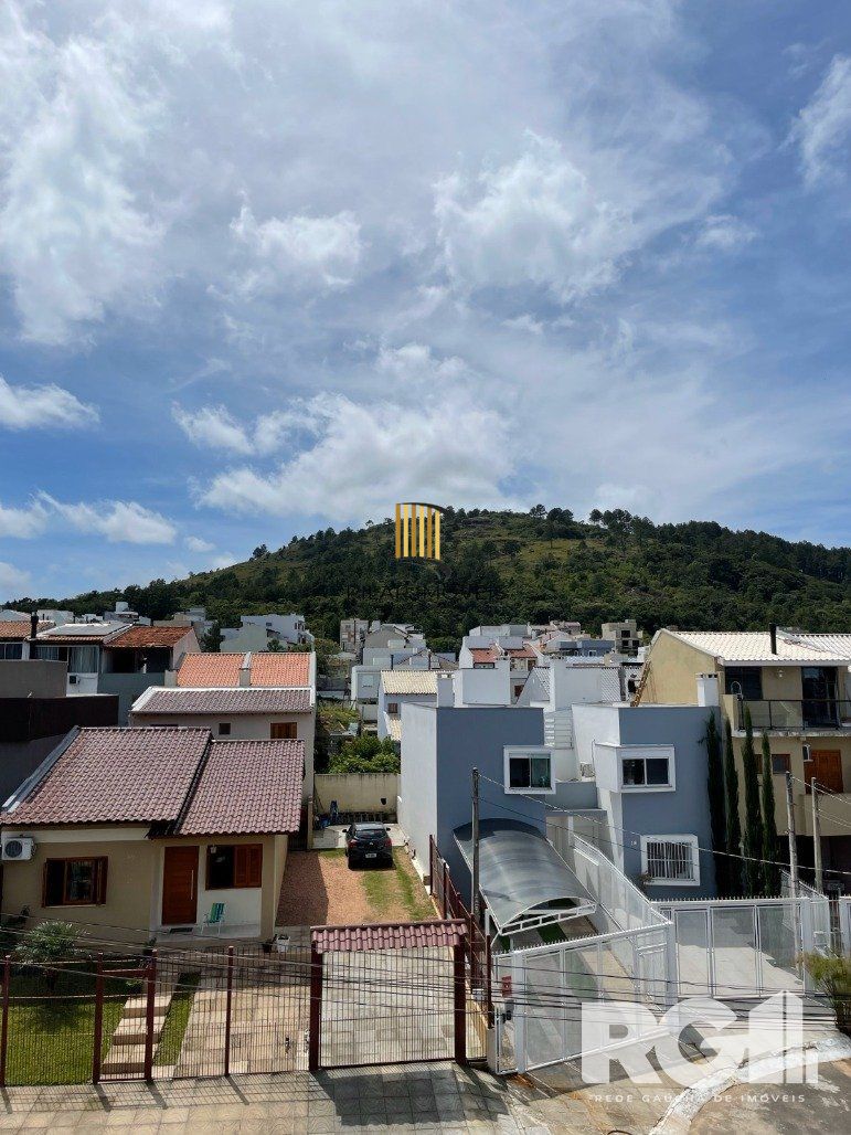 Bela casa três dormitórios localizada nos altos do bairro Guarujá