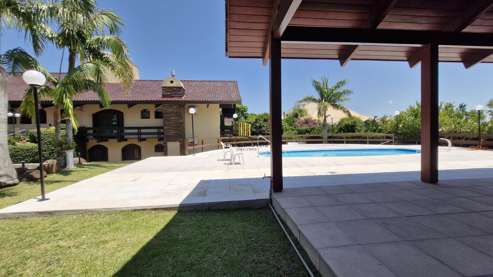 Residência de alto padrão no CONDOMÍNIO HORIZONTAL JARDIM DO SOL na zona sul de Porto Alegre