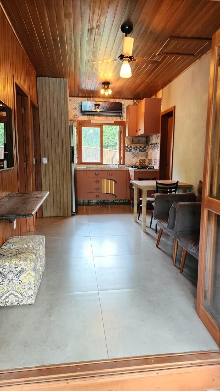 Casa com 2 dormitórios, piscina em terreno totalmente arborizado.