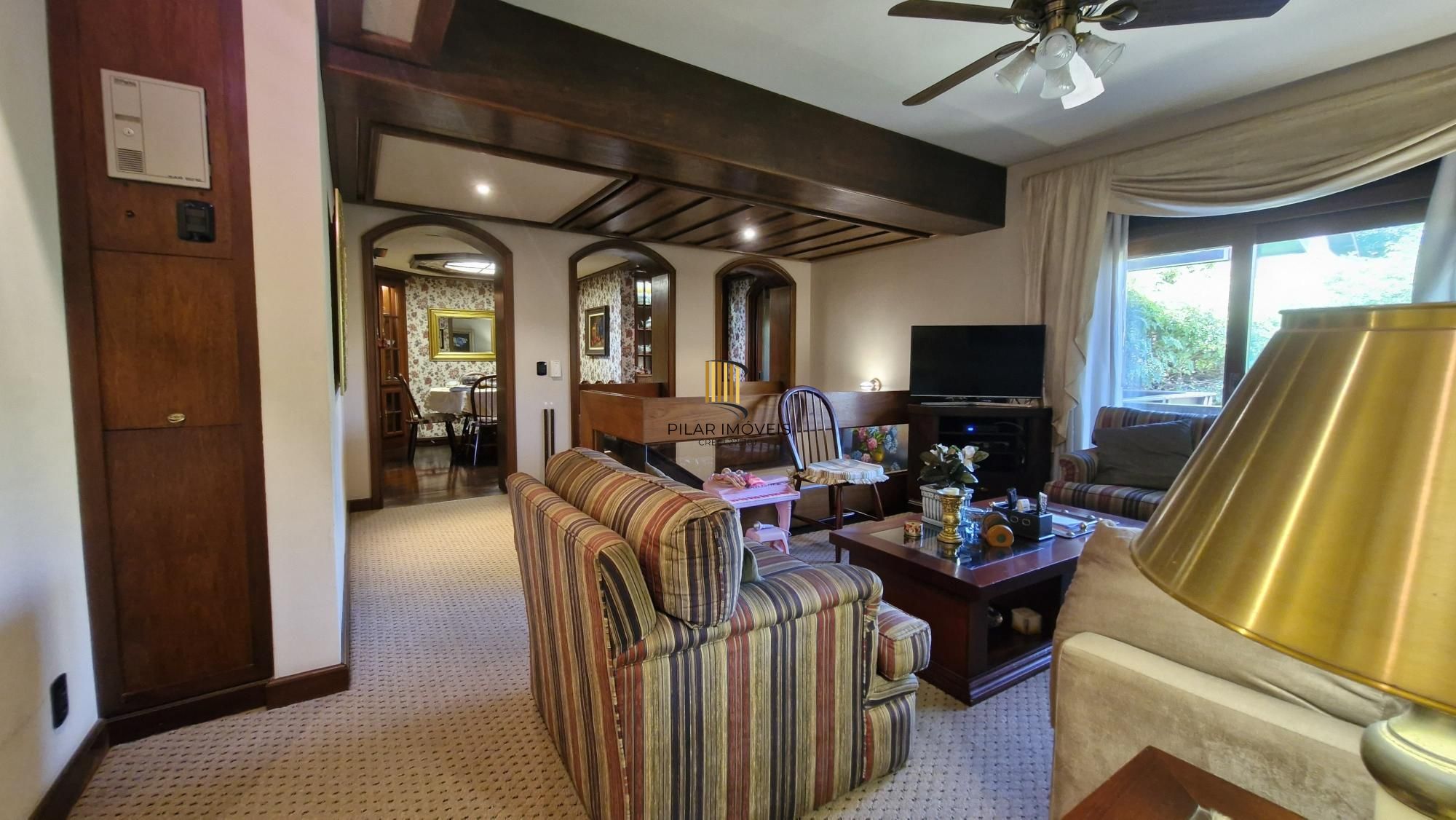 Residência de alto padrão no CONDOMÍNIO HORIZONTAL JARDIM DO SOL na zona sul de Porto Alegre