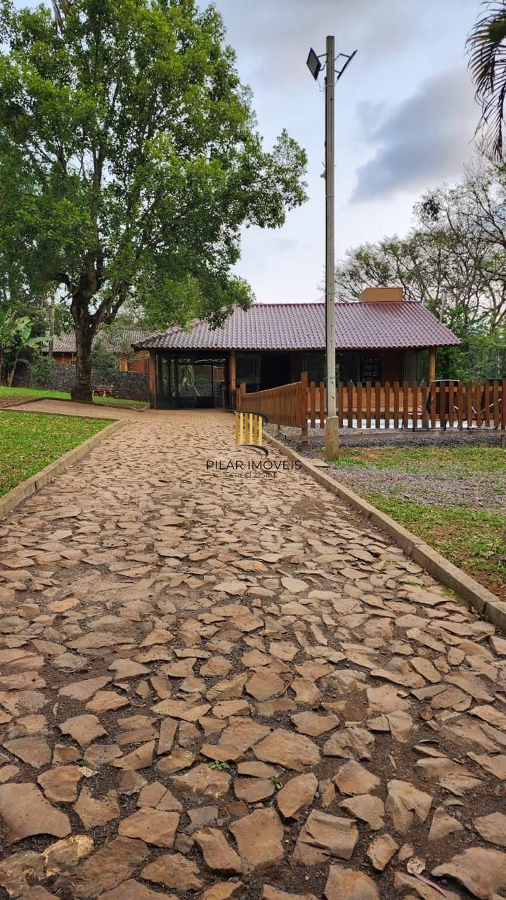 Casa com 2 dormitórios, piscina em terreno totalmente arborizado.