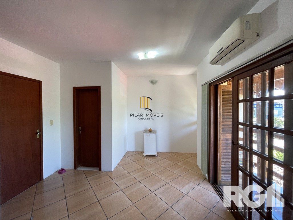 Casa mobiliada com 3 dormitórios e piscina.